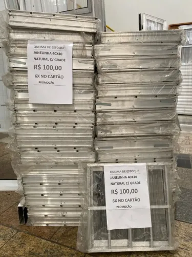 QUEIMÃO DE ESTOQUE - JANELINHA DE ALÚMINIO 40X40 C/GRADE
