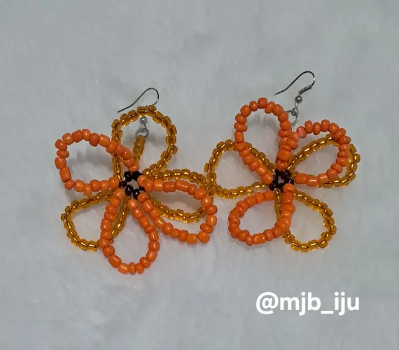 Brinco artesanal feito de arame e miçangas.