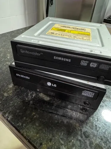 Gravadores de CD/DVD Samsung SH-S182 e LG GCE-8526B