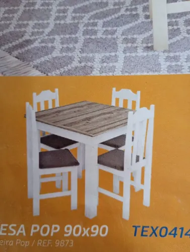 Mesa com quatro cadeiras