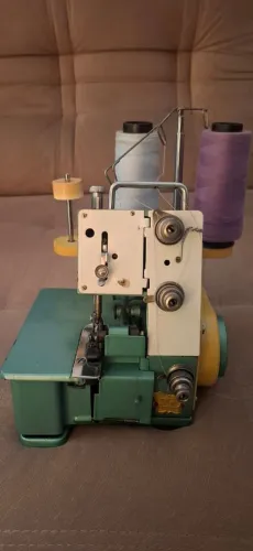Máquina de costura overloque