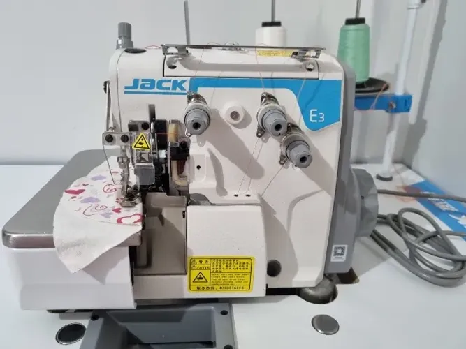 Máquina de costura overlock marca jack