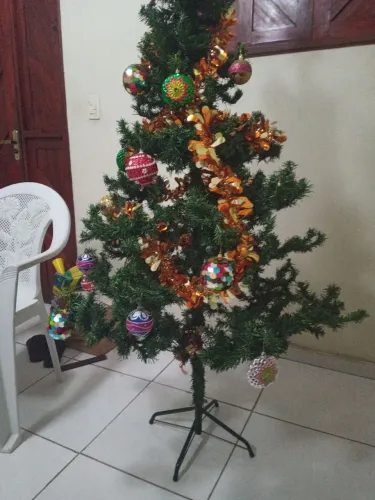 Árvore de Natal com enfeite 