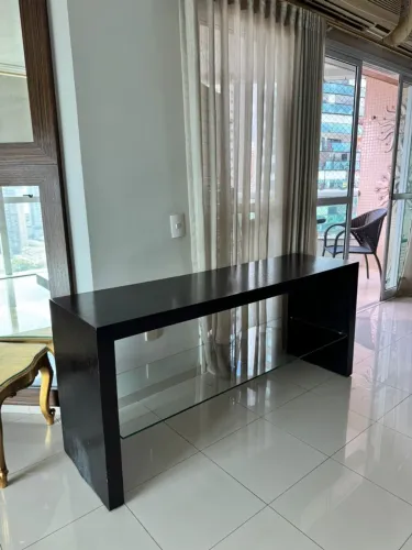 Mesa/Aparador Preto com Prateleiras de Vidro
