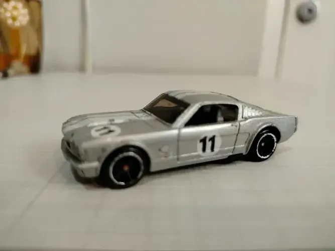 Miniatura '65 Ford Mustang Fastback Hot Wheels 1/64 Prateado