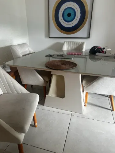 Linda mesa quadrada em laca branca novíssima mó 136x 136