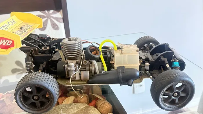 Automodelo com controle  a combustão