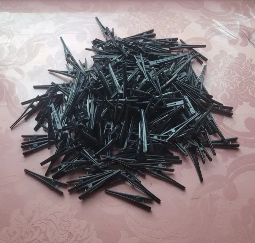 Lote de diversos prendedores pretos de cabelo