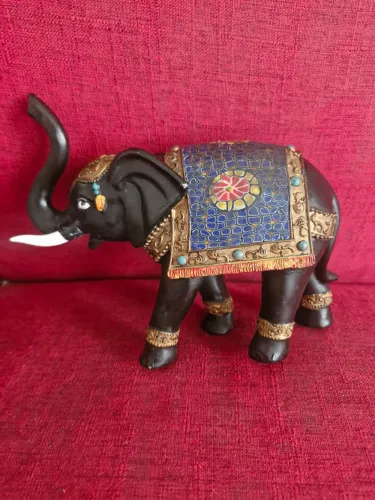 Escultura de um elefante em resina