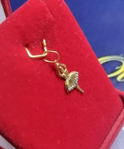 Pingente Bailarina com saia de detathes branco Ouro 18 Kilates Peso 0.20 Gramas 19 mm     