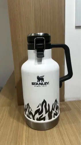 Garrafa Térmica Stanley Growler 1,9L - Edição Especial BK