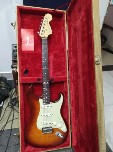 Guitarra Fender Stratocaster -Perforner Honey Burst Americana - Corona Califórnia 