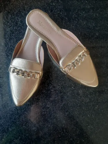 Mule Dourado Macerata - Elegância e Conforto (Novo!) ?