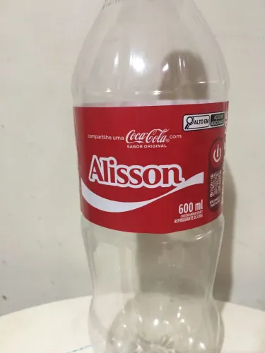 Garrafa vazia Coca Cola nome Alisson