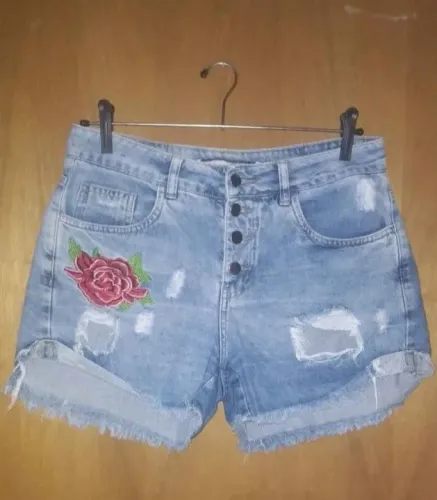 Short Jeans Desfiado com Flores Bordadas