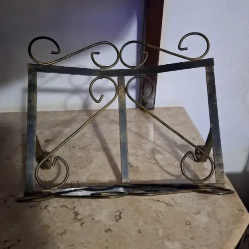 Antigo suporte para Bíblia em metal.