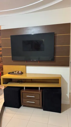 Painel de TV com Rack e Pufes Modernos