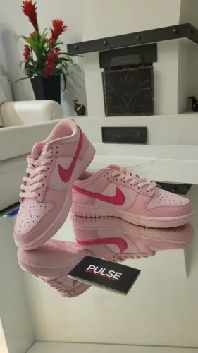 Nike Dunk Low Triple Pink (Barbie) - Tamanho 36 - Novo 10/10