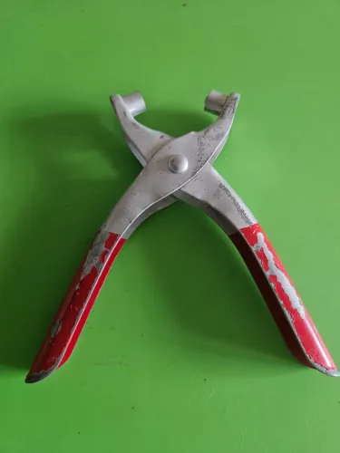 Alicate em metal para couro