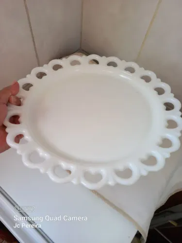 Vendo travessa redonda de vidro branco e bordas de coração.