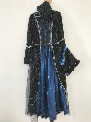 Feiticeira da Meia-Noite - Vestido de Veludo com Capuz e Acabamento Metálico - USADO