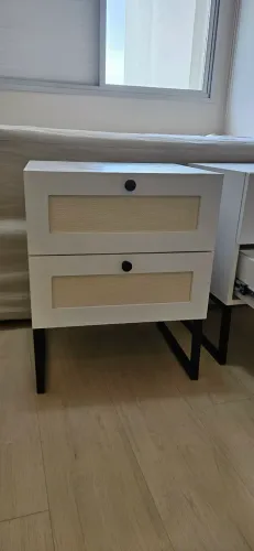 Par de mesas de cabeceira com telhinha e puxadores em metal