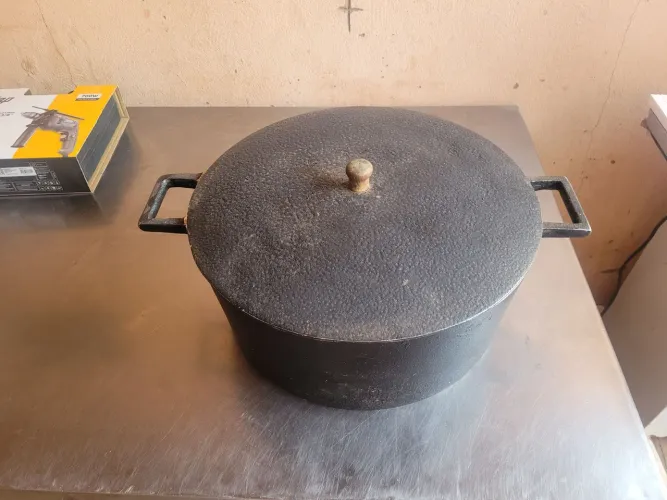 Vendo panela com colher de madeira para restaurante 