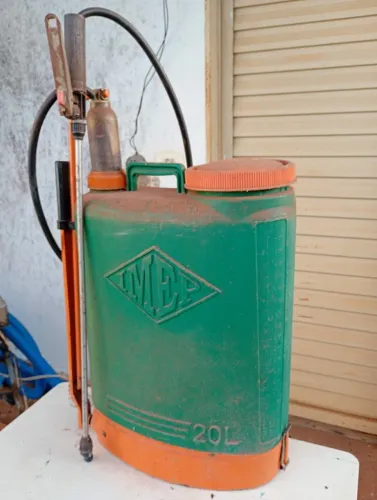 Bomba pulverizadora de 20 litros conservada