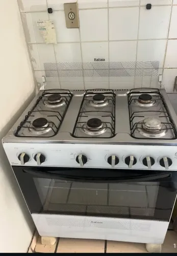 Fogão com 06 bocas e um forno funcionando perfeitamente