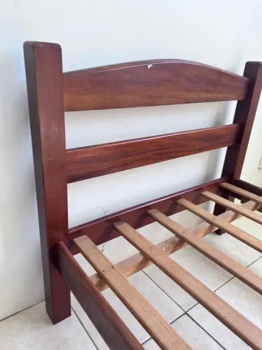 Cama de solteiro de madeira
