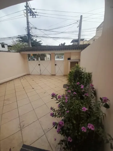 Casa triplex com 2 suítes, terraço e garagem ampla no Encantado