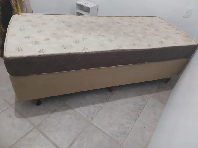 Vendo cama box de solteiro