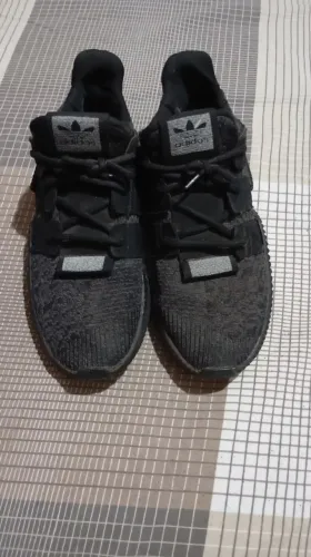 Tênis Adidas masculino preto n39 importado. Bom estado de conservação. Muito bonito