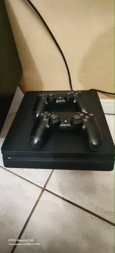 Vendo PS4 Slim 2 controles originais
