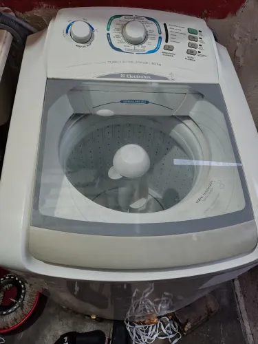 Máquina Eletrolux. Funcionando. Obs. Não centrifuga e vazando água por baixo.