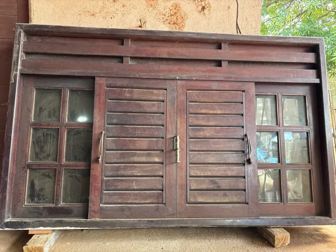 Vendo janela em madeira jatobá