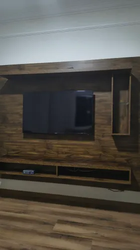 Painel e rack suspenso.