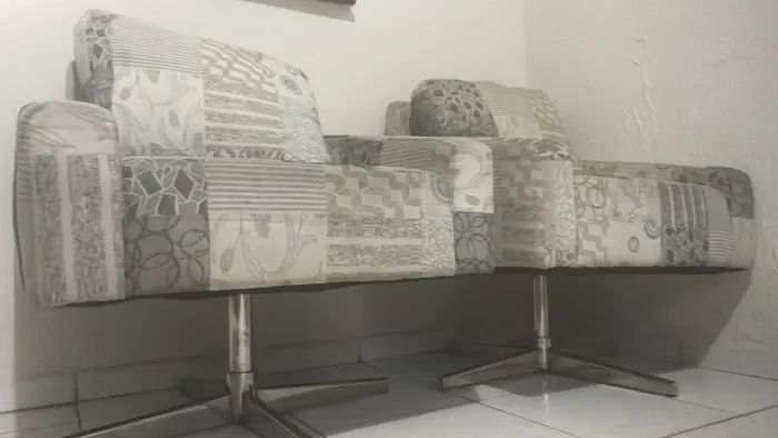 Duas poltronas giratórias