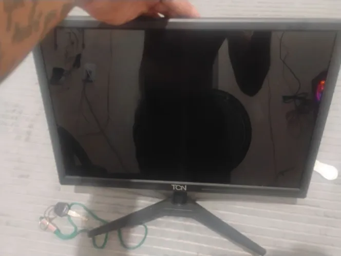 Vendo monitor 19 polegadas semi novo na garantia comprado em abril por 130