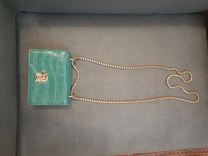 Mini bolsa verde com alça longa e linda