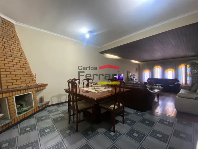Apresentamos uma casa com dois pavimentos situada em local estratégico da Zona Norte