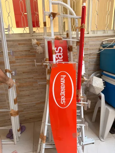 Expositor de chinelos Havaianas e Rider. 120,00 cada