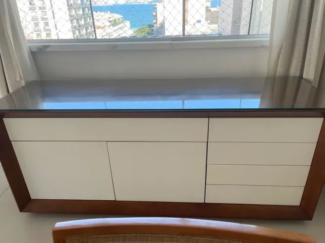 Buffet Aparador Moderno em Madeira e Off-White com Tampo de Vidro