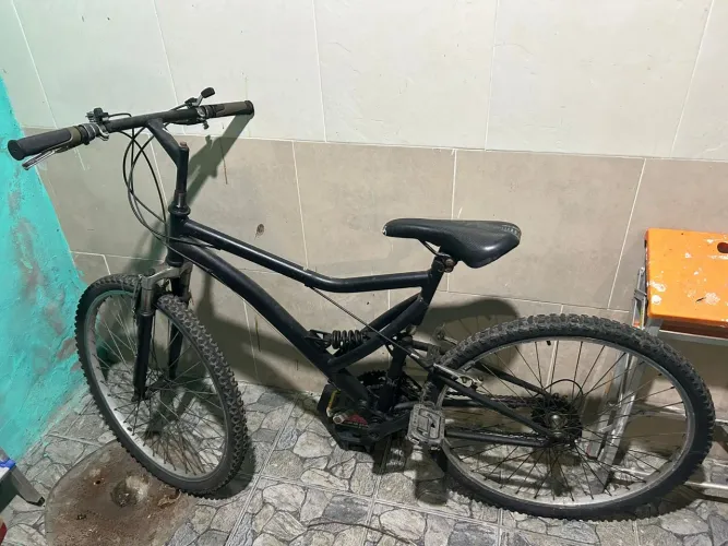 Bicicleta aro 26 c/ suspensão dupla e marcha