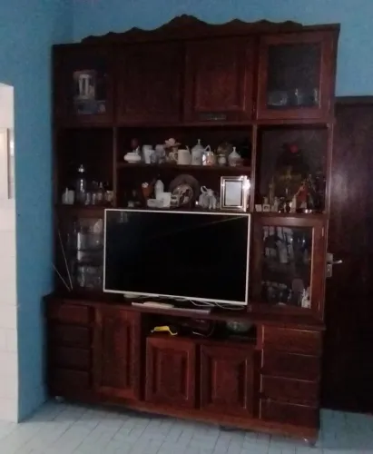 Cristaleira de Madeira com Rack para TV - Móvel de Sala