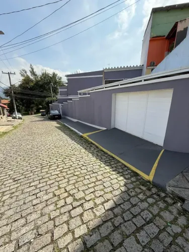 Bangu Centro - Excelente Condomínio - Alugo casa - 3 qts. 4 banheiros. Piscina