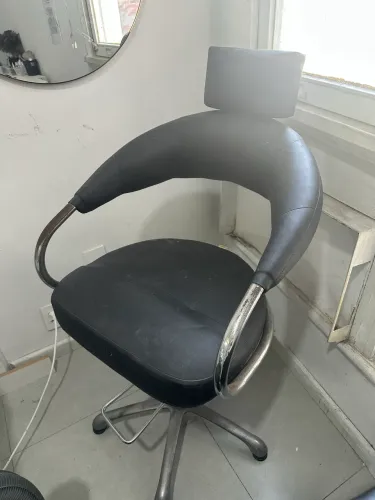 Vendo poltronas 70,00 cadeira de cabeleireiro 200,00 esterilizador 100,00