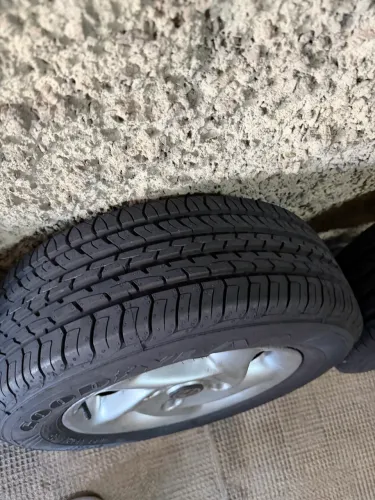 4 pneus Goodyear aro com roda liga leve