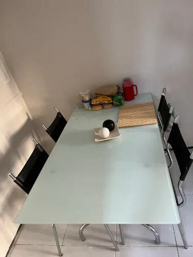 Mesa de vidro com 4 cadeiras