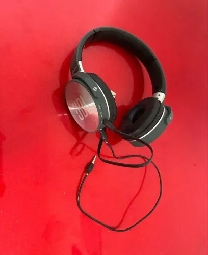 Fone original JBL Bluetooth Som Potente e Conforto precisa colocar a espuminha 